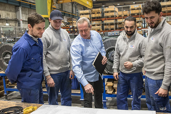 TSA Mitarbeiter bei Besprechung in der Produktionshalle