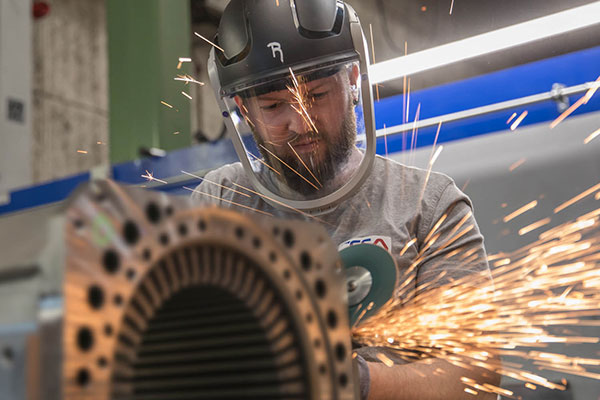 TSA Mitarbeiter bei Flex-Arbeiten an Stator