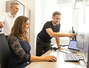 Traktionssysteme Austria Büroszene Mitarbeiter Team